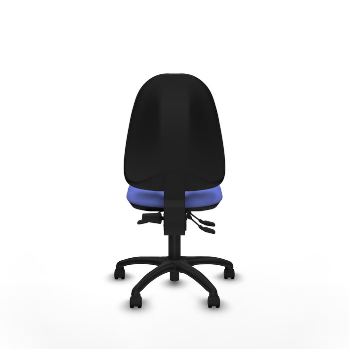 Chaise de bureau Algarra avec mécanisme asynchrone, revêtue de tissu bleu clair. Équipée d'une base en polyamide noir, sans accoudoirs et de roulettes en nylon de 50 mm.