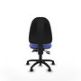 Chaise de bureau Algarra avec mécanisme asynchrone, revêtue de tissu bleu clair. Équipée d'une base en polyamide noir, sans accoudoirs et de roulettes en nylon de 50 mm.