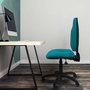 Chaise de bureau Algarra avec mécanisme asynchrone, revêtue de tissu bleu clair. Équipée d'une base en polyamide noir, sans accoudoirs et de roulettes en nylon de 50 mm.