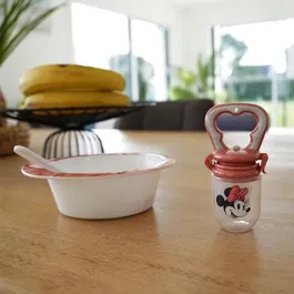 Thermobaby - Grignoteur de fruits et légumes MINNIE en silicone, jouet de dentition avec couvercle, pour bébé à partir de 10 mois, sans BPA, 6x4x11 cm