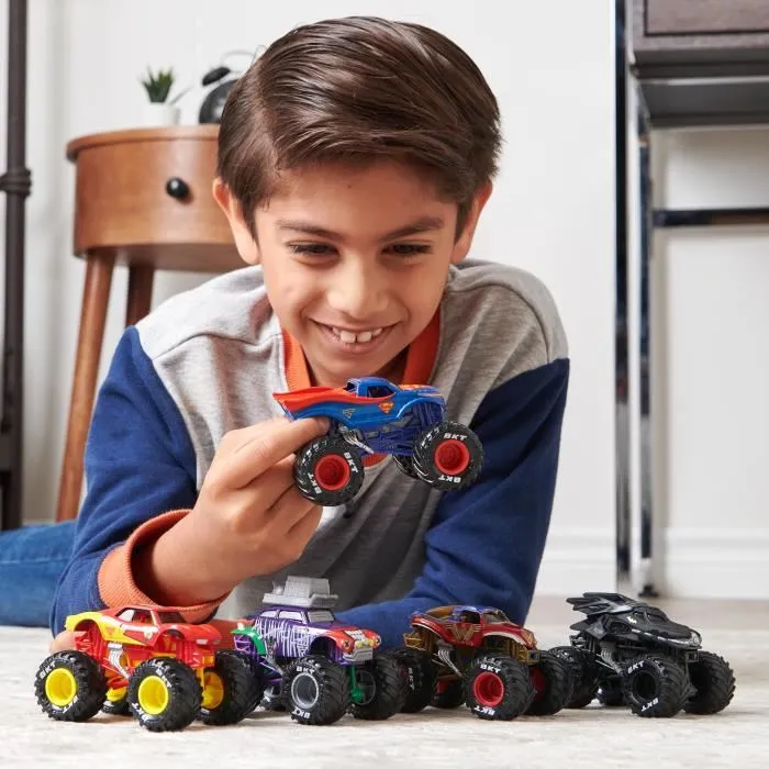 Monster Jam Coffret de 5 Véhicules Die-Cast 1:64 DC Comics - Batman, Superman, Joker, Wonderwoman, Flash - Pour Enfants 3 ans et plus