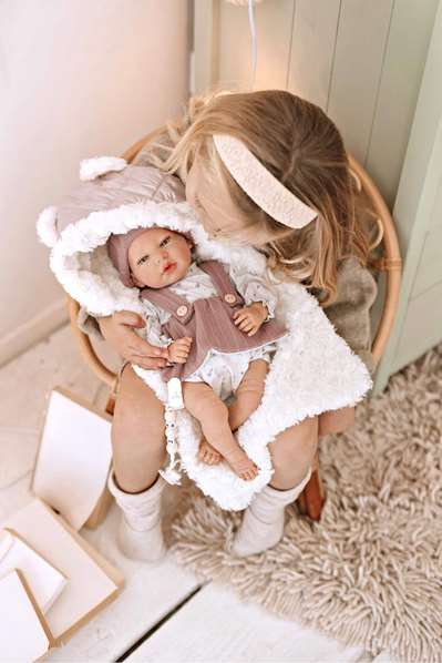 Muñecas Arias - Poupée reborn Sandra avec couverture de 40 cm, corps souple - Jeu en espagnol