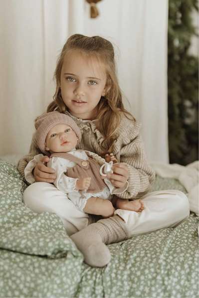 Muñecas Arias - Poupée reborn Sandra avec couverture de 40 cm, corps souple - Jeu en espagnol