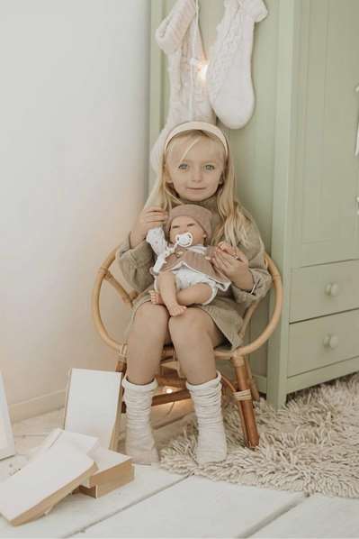 Muñecas Arias - Poupée reborn Sandra avec couverture de 40 cm, corps souple - Jeu en espagnol