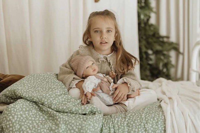 Muñecas Arias - Poupée reborn Sandra avec couverture de 40 cm, corps souple - Jeu en espagnol