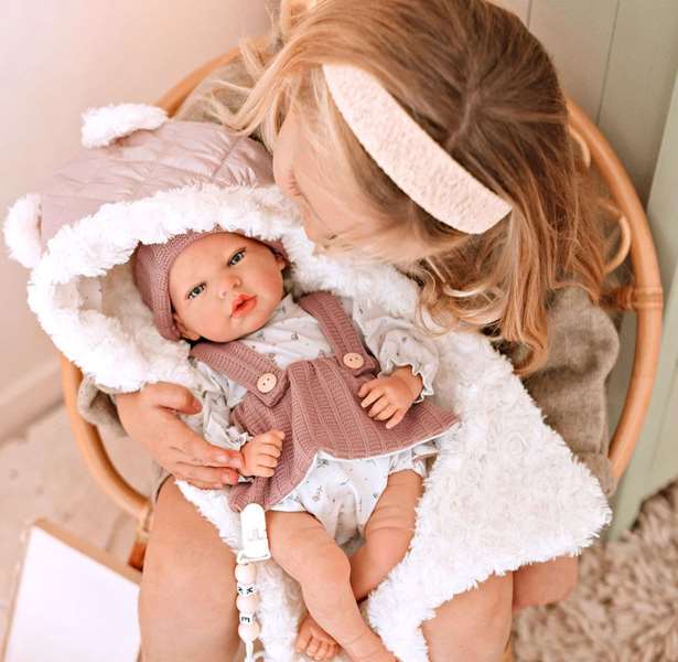 Muñecas Arias - Poupée reborn Sandra avec couverture de 40 cm, corps souple - Jeu en espagnol