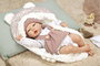Muñecas Arias - Poupée reborn Sandra avec couverture de 40 cm, corps souple - Jeu en espagnol