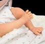 Muñecas Arias - Poupée reborn Sandra avec couverture de 40 cm, corps souple - Jeu en espagnol