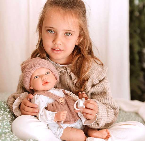 Muñecas Arias - Poupée reborn Sandra avec couverture de 40 cm, corps souple - Jeu en espagnol