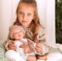 Muñecas Arias - Poupée reborn Sandra avec couverture de 40 cm, corps souple - Jeu en espagnol