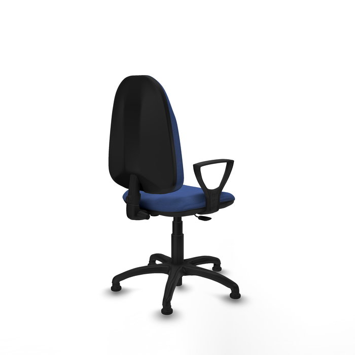 Chaise de bureau Algarra avec mécanisme de contact permanent de base, recouverte de tissu bleu marine. Équipée d'une base en polyamide noir, d'accoudoirs fixes et de butées