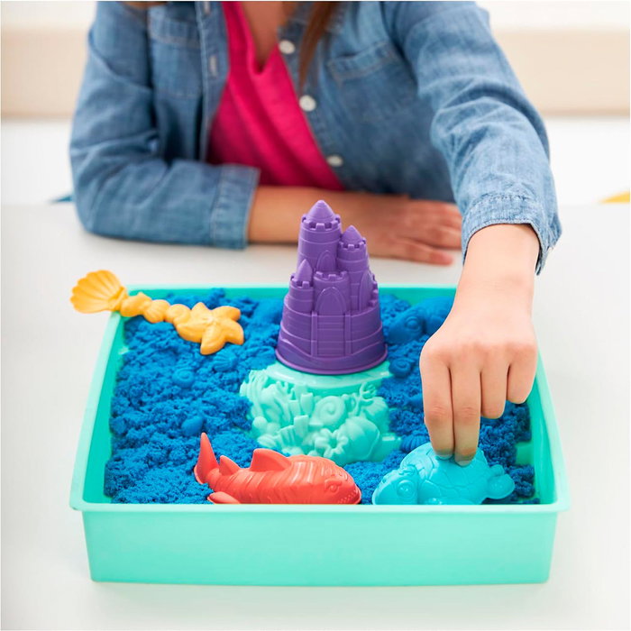 Spin Master Kit Sable Kinetic Sandbox Set 6067800, 450g avec 4 Moules et Outils, 1 Bac, Design Aléatoire, 3 Ans et Plus