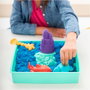 Spin Master Kit Sable Kinetic Sandbox Set 6067800, 450g avec 4 Moules et Outils, 1 Bac, Design Aléatoire, 3 Ans et Plus