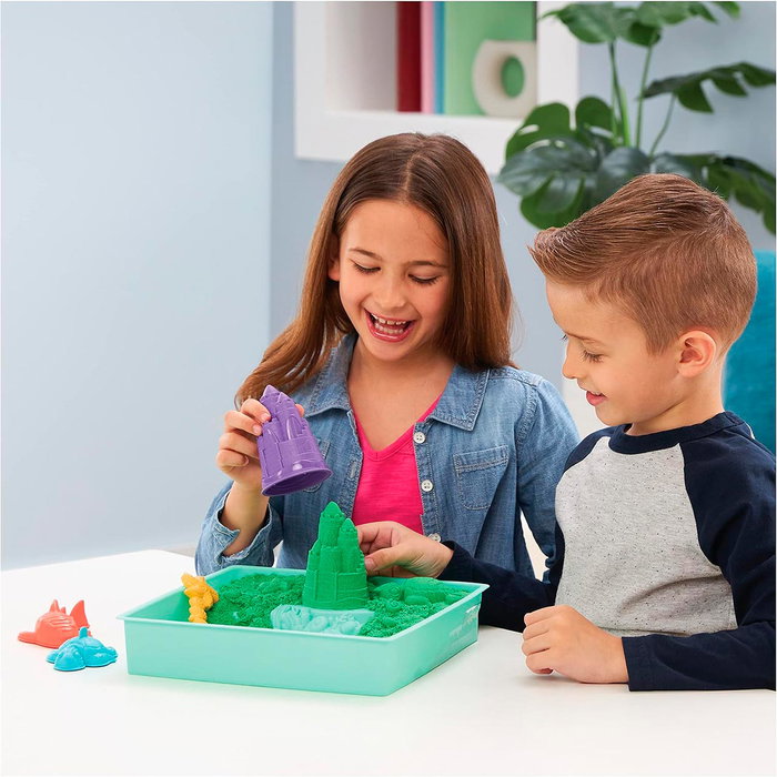 Spin Master Kit Sable Kinetic Sandbox Set 6067800, 450g avec 4 Moules et Outils, 1 Bac, Design Aléatoire, 3 Ans et Plus