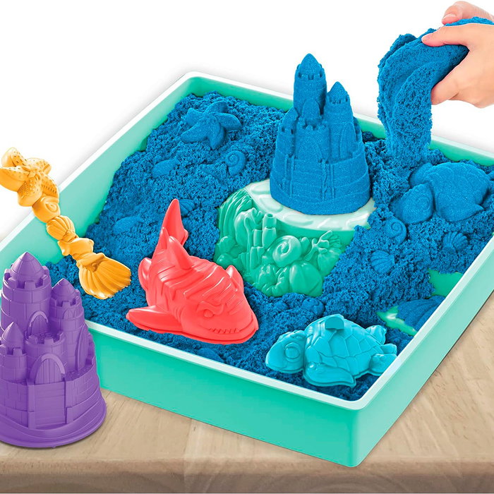 Spin Master Kit Sable Kinetic Sandbox Set 6067800, 450g avec 4 Moules et Outils, 1 Bac, Design Aléatoire, 3 Ans et Plus