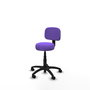 Chaise de bureau Llanos avec mécanisme Contacto Lama, recouverte de tissu couleur lilas. Équipée d'une base en polyamide noir, sans accoudoirs et de roulettes en nylon de 50 mm.
