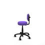 Chaise de bureau Llanos avec mécanisme Contacto Lama, recouverte de tissu couleur lilas. Équipée d'une base en polyamide noir, sans accoudoirs et de roulettes en nylon de 50 mm.