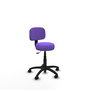 Chaise de bureau Llanos avec mécanisme Contacto Lama, recouverte de tissu couleur lilas. Équipée d'une base en polyamide noir, sans accoudoirs et de roulettes en nylon de 50 mm.