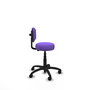 Chaise de bureau Llanos avec mécanisme Contacto Lama, recouverte de tissu couleur lilas. Équipée d'une base en polyamide noir, sans accoudoirs et de roulettes en nylon de 50 mm.