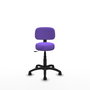 Chaise de bureau Llanos avec mécanisme Contacto Lama, recouverte de tissu couleur lilas. Équipée d'une base en polyamide noir, sans accoudoirs et de roulettes en nylon de 50 mm.