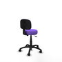 Chaise de bureau Llanos avec mécanisme Contacto Lama, recouverte de tissu couleur lilas. Équipée d'une base en polyamide noir, sans accoudoirs et de roulettes en nylon de 50 mm.