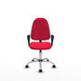 Chaise de bureau Algarra avec mécanisme de contact permanent de base, recouverte de tissu rouge. Équipée d'une base chromée, d'accoudoirs fixes et de roulettes en nylon de 50 mm.
