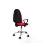 Chaise de bureau Algarra avec mécanisme de contact permanent de base, recouverte de tissu rouge. Équipée d'une base chromée, d'accoudoirs fixes et de roulettes en nylon de 50 mm.