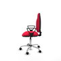 Chaise de bureau Algarra avec mécanisme de contact permanent de base, recouverte de tissu rouge. Équipée d'une base chromée, d'accoudoirs fixes et de roulettes en nylon de 50 mm.