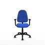 Chaise de bureau Algarra avec mécanisme de contact permanent de base, recouverte de tissu bleu. Équipée d'une base en polyamide noir, d'accoudoirs 1D et de roulettes autobloquantes