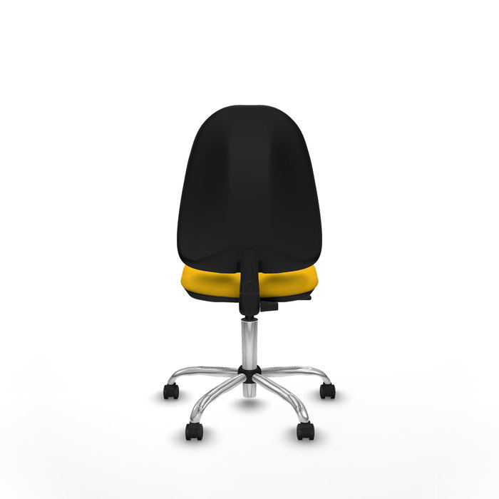 Chaise de bureau Algarra avec mécanisme de contact permanent de base, recouverte de tissu jaune. Équipée d'une base chromée, sans accoudoirs et de roulettes autobloquantes.