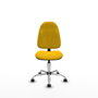 Chaise de bureau Algarra avec mécanisme de contact permanent de base, recouverte de tissu jaune. Équipée d'une base chromée, sans accoudoirs et de roulettes autobloquantes.