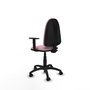 Chaise de bureau Aýna avec mécanisme de contact permanent de base, recouverte de tissu rose. Équipée d'une base en polyamide noir, d'accoudoirs 1D et de roulettes en nylon de 50 mm