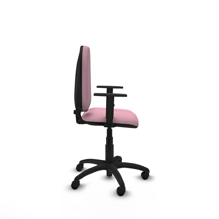 Chaise de bureau Aýna avec mécanisme de contact permanent de base, recouverte de tissu rose. Équipée d'une base en polyamide noir, d'accoudoirs 1D et de roulettes en nylon de 50 mm Chaise de bureau Aýna avec mécanisme de contact permanent de base, recouverte de tissu rose. Équipée d'une base en polyamide noir, d'accoudoirs 1D et de roulettes en nylon de 50 mm