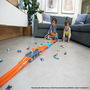 Hot Wheels Circuit Super Transporteur Extensible GVG37 avec 3 Voitures, Piste de Course 182 cm, Capacité 25 Véhicules, À Partir de 4 Ans