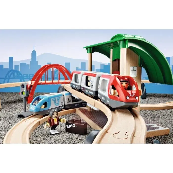 Brio World 33512 - Circuit de Train en Bois avec Plateforme Voyageurs, 42 Pièces, Train à Piles et Rails Mécaniques - Jouet Mixte pour Enfants à Partir de 3 Ans