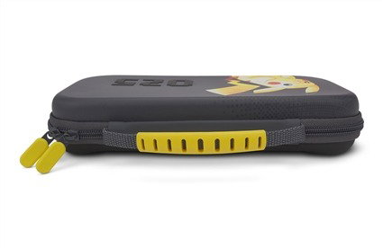 Power A 1521515-01 Étui protecteur compact pour Nintendo Switch OLED, Switch ou Switch Lite, avec motif Pikachu, doublure pelucheuse, rangement 6 cartes et poche filet