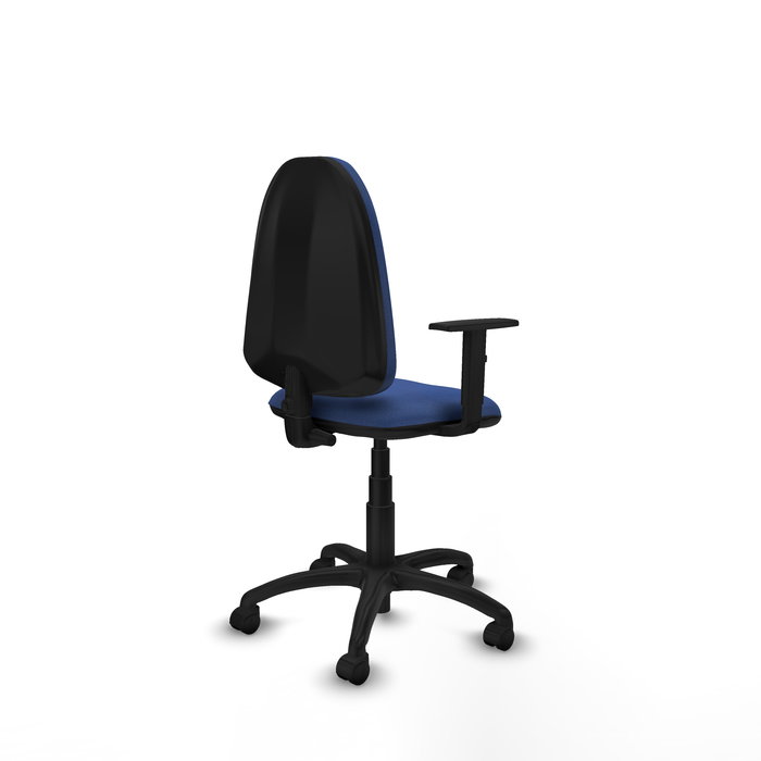 Chaise de bureau Aýna avec mécanisme de contact permanent de base, revêtue de tissu bleu marine. Équipée d'une base en polyamide noir, d'accoudoirs 1D et de roulettes en nylon de 50 mm
