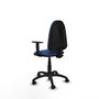 Chaise de bureau Aýna avec mécanisme de contact permanent de base, revêtue de tissu bleu marine. Équipée d'une base en polyamide noir, d'accoudoirs 1D et de roulettes en nylon de 50 mm