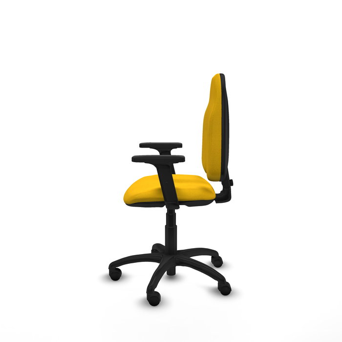 Chaise de bureau Algarra avec mécanisme de contact permanent de base, rembourrée de tissu jaune. Équipée d'une base en polyamide noir, d'accoudoirs 2D et de roulettes en nylon de 50 mm.