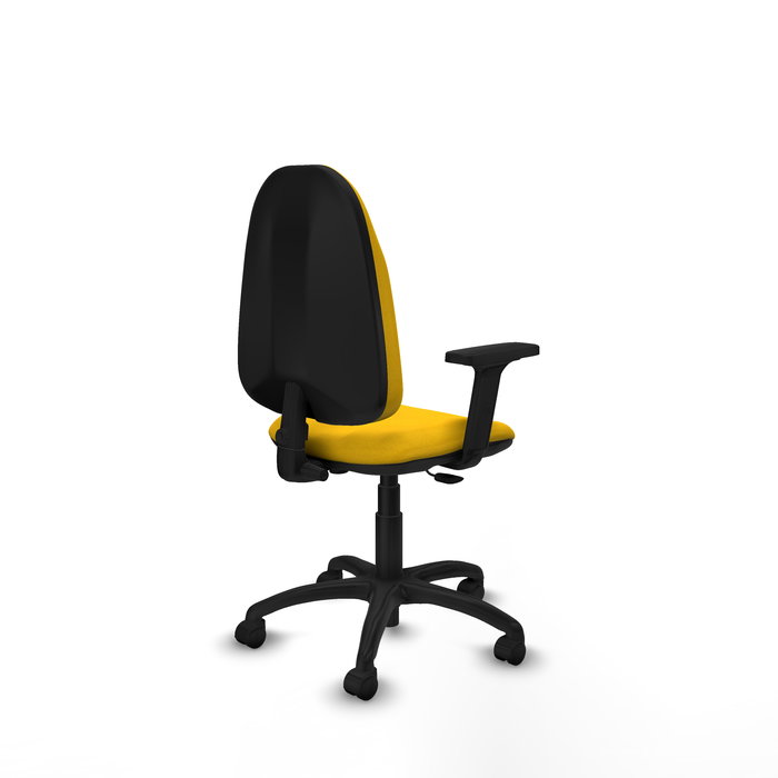 Chaise de bureau Algarra avec mécanisme de contact permanent de base, rembourrée de tissu jaune. Équipée d'une base en polyamide noir, d'accoudoirs 2D et de roulettes en nylon de 50 mm.