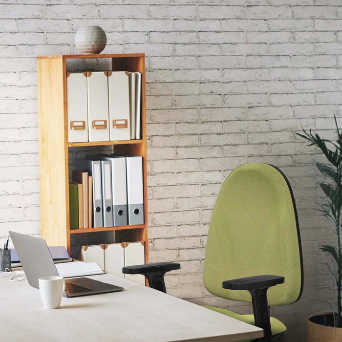 Chaise de bureau Algarra avec mécanisme de contact permanent de base, rembourrée de tissu jaune. Équipée d'une base en polyamide noir, d'accoudoirs 2D et de roulettes en nylon de 50 mm.