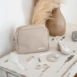 Beaba Trousse de toilette nomade Argile avec 7 accessoires pour bébé - Thermomètre, ciseaux, coupe-ongles, brosse, anneau de dentition, masseur gencives et limes