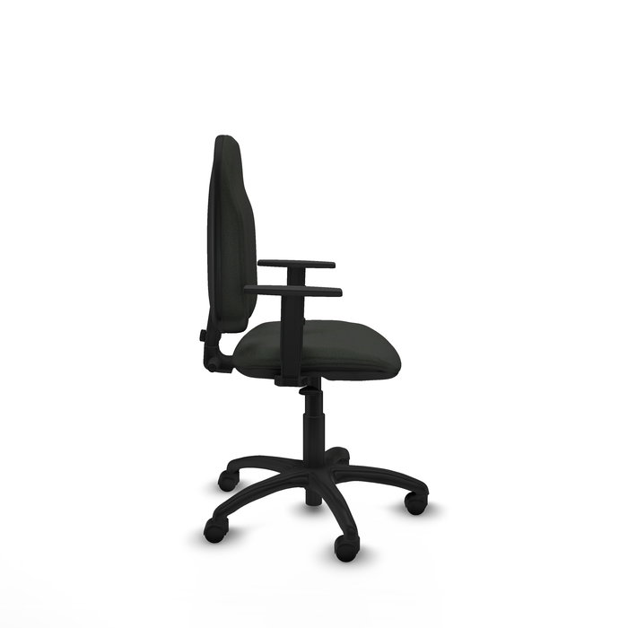 Chaise de bureau Algarra avec mécanisme de contact permanent de base, revêtue de tissu noir. Équipée d'une base en polyamide noir, d'accoudoirs 1D et de roulettes en nylon de 50 mm. Chaise de bureau Algarra avec mécanisme de contact permanent de base, revêtue de tissu noir. Équipée d'une base en polyamide noir, d'accoudoirs 1D et de roulettes en nylon de 50 mm.