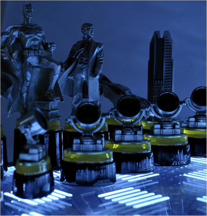 The Noble Collection Jeu d'Échecs Batman Édition Collector - Plateau Lumineux LED, 32 Figurines Métalliques