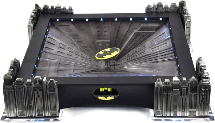 The Noble Collection Jeu d'Échecs Batman Édition Collector - Plateau Lumineux LED, 32 Figurines Métalliques