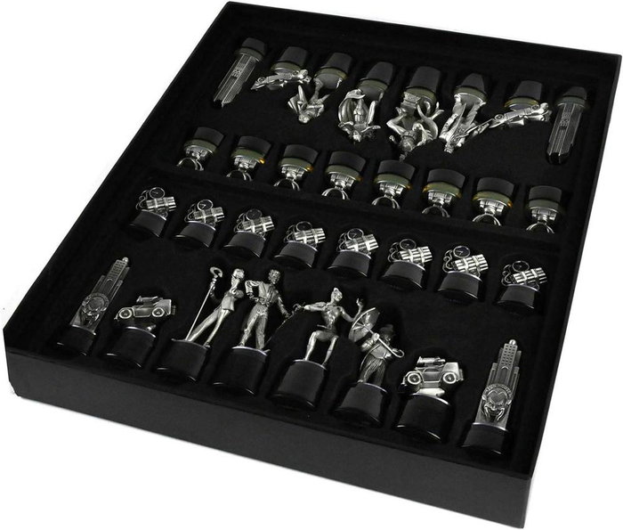 The Noble Collection Jeu d'Échecs Batman Édition Collector - Plateau Lumineux LED, 32 Figurines Métalliques