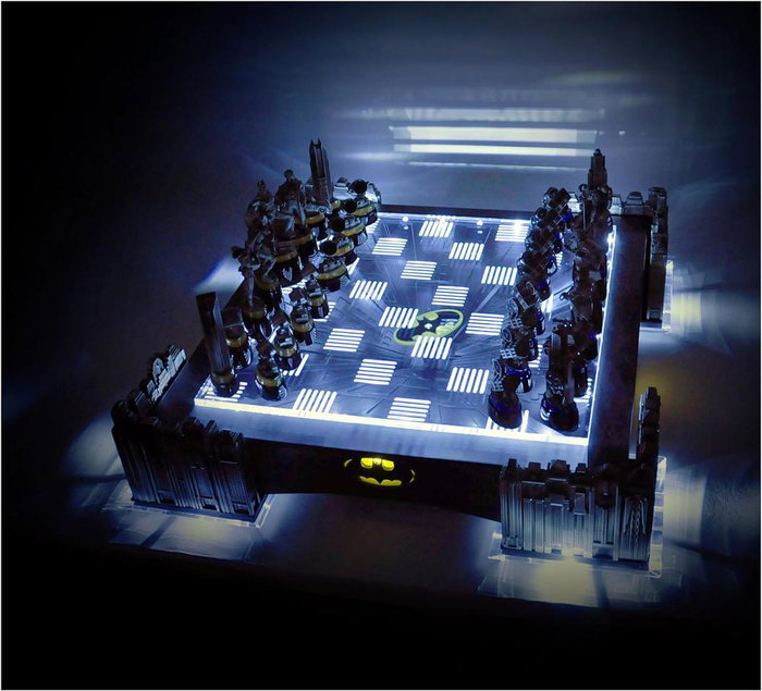 The Noble Collection Jeu d'Échecs Batman Édition Collector - Plateau Lumineux LED, 32 Figurines Métalliques