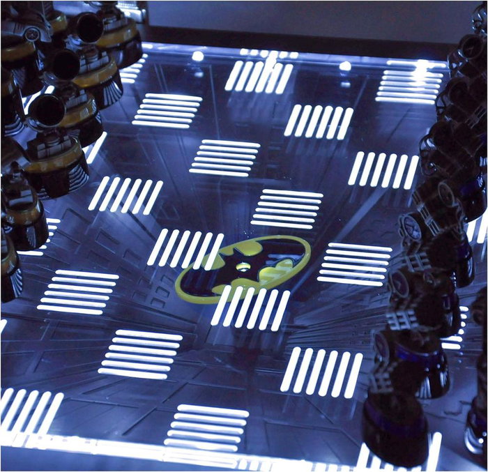 The Noble Collection Jeu d'Échecs Batman Édition Collector - Plateau Lumineux LED, 32 Figurines Métalliques