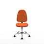 Chaise de bureau Algarra avec mécanisme de contact permanent de base, recouverte de tissu orange. Équipée d'une base chromée, sans accoudoirs et de roulettes en nylon de 50 mm.