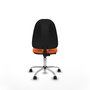 Chaise de bureau Algarra avec mécanisme de contact permanent de base, recouverte de tissu orange. Équipée d'une base chromée, sans accoudoirs et de roulettes en nylon de 50 mm.